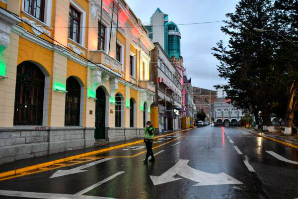 Plaza principal de Oruro al inicio de la cuarentena, el 16 de marzo
